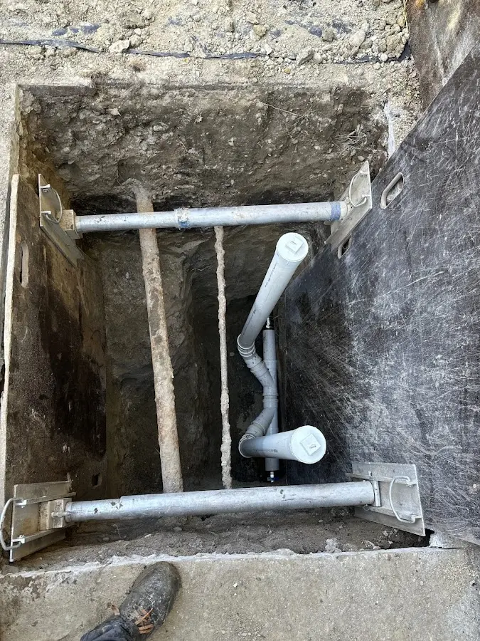 Experienced plumber completing Drain Cleaning work in Fort Wayne